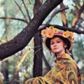 EXPORTLJON - Экспортлён - Девушка с желтыми цветами на шляпе - Girl with yellow flowers on her hat.jpg